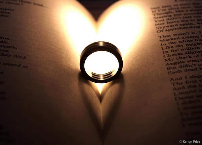 Libro de poesía con anillos de boda