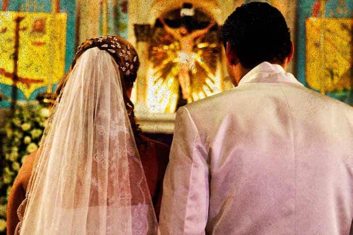 Lectura religiosa en boda católica
